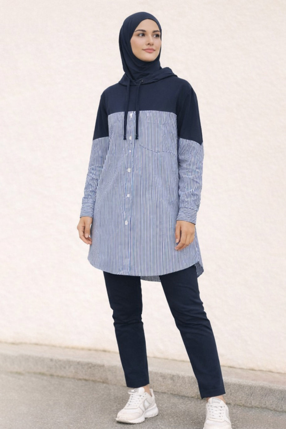 Chemise à capuche intégrée